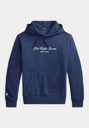 Sweat à capuche bleu marine Polo Ralph Lauren avec cordons de serrage, poche kangourou à l’avant, inscription blanche sur la poitrine et petit logo sur la manche.