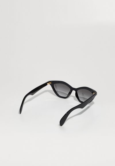 Occhiali da sole neri a forma di occhio di gatto con lenti scure sfumate. Montatura in plastica solida con dettagli dorati sulle cerniere. Finitura liscia e lucida.