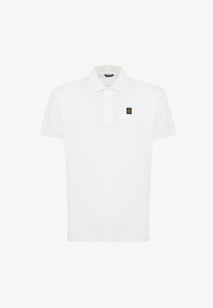 Polo bianco in cotone, con colletto classico e patta con tre bottoni. Include una piccola toppa con logo nero e oro sul petto.