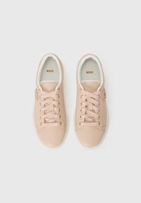 Sneaker in pelle rosa chiaro con punta rotonda, lacci piatti e dettaglio del logo. Suola in gomma e collo imbottito per il massimo comfort.