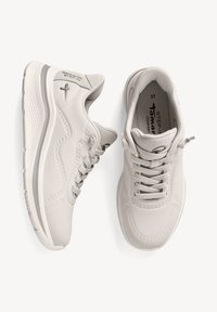 Sneakers grigio chiaro realizzati in pelle liscia con suola testurizzata, dotati di puntale arrotondato, chiusura con lacci e accenti di branding discreti.