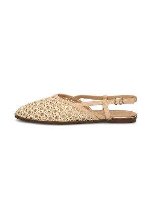 Sandalo piatto intrecciato beige con punta a punta, cinturini incrociati, fibbia alla caviglia e tacco basso, mostrato di profilo su sfondo bianco.
