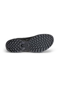 Semelle de chaussure de sport noire avec un motif de bande de roulement texturé et multidirectionnel. Présente un logo central et un talon renforcé pour la stabilité.