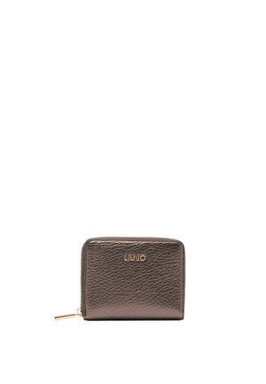 Portafoglio Liu Jo in pelle marrone metallizzato scuro con finitura testurizzata, logo oro, chiusura a zip e tirazip in metallo. Forma rettangolare compatta.