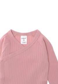 Helles rosa, geripptes Kinder-Wickeltop mit V-Ausschnitt, Druckknopfverschluss und Pflegeetikett in Größe 62/68. Weiche Stofftextur.