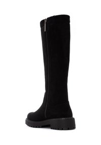 Botas negras hasta la rodilla de ante, con cremallera lateral, puntera redondeada y suela de goma texturizada y gruesa.