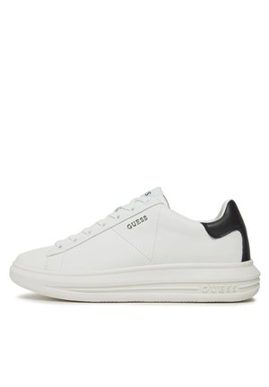 Biały niski sneaker z czarnym akcentem na pięcie, sznurowany, z logo "GUESS" po bokach i na śródpodeszwie oraz grubą, amortyzowaną podeszwą.