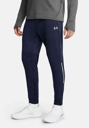 Marineblaue Sporthosen aus leichtem Material, mit schmalem Schnitt, Seitentaschen und weißen Akzenten an den Unterschenkeln.