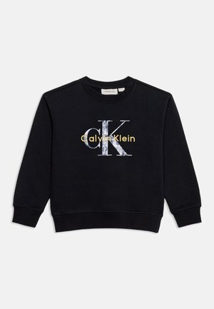 Czarna bluza z długim rękawem z prążkowanymi mankietami i dołem, z dużymi literami z efektem marmuru "CK" oraz złotym tekstem "Calvin Klein" z przodu.