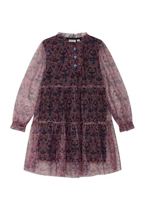 Gennemsigtig pink kjole med mørkt blomstertryk, rynket halsudskæring, knapfront, lange ærmer og lagdelt nederdel. Stoffet har en let tekstur.