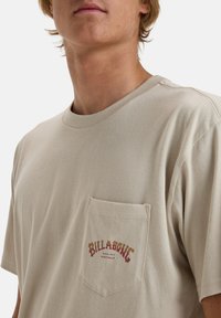 Billabong STACKED ARCH PKT - Triko s potiskem - sgl