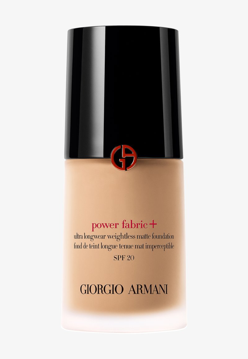 Fond de teint Giorgio Armani Power Fabric+ dans un flacon beige avec un capuchon noir brillant et un logo rouge. Le texte comprend les détails du produit et un SPF de 20.