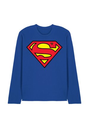 Blaues Langarmhemd mit einem großen roten und gelben Superman-Logo, das mittig auf der Brust platziert ist.