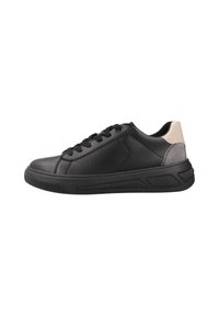 Zapatilla negra de cuero con superficie texturizada, diseño de cordones y acentos en beige contrastante en el talón. Suela de goma con una silueta deportiva.