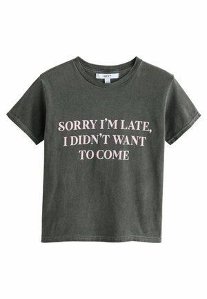 T-shirt grigio a maniche corte con grande scritta rosa: "SCUSA SE SONO IN RITARDO, NON VOLEVO VENIRE." Stile casual e vestibilità rilassata.