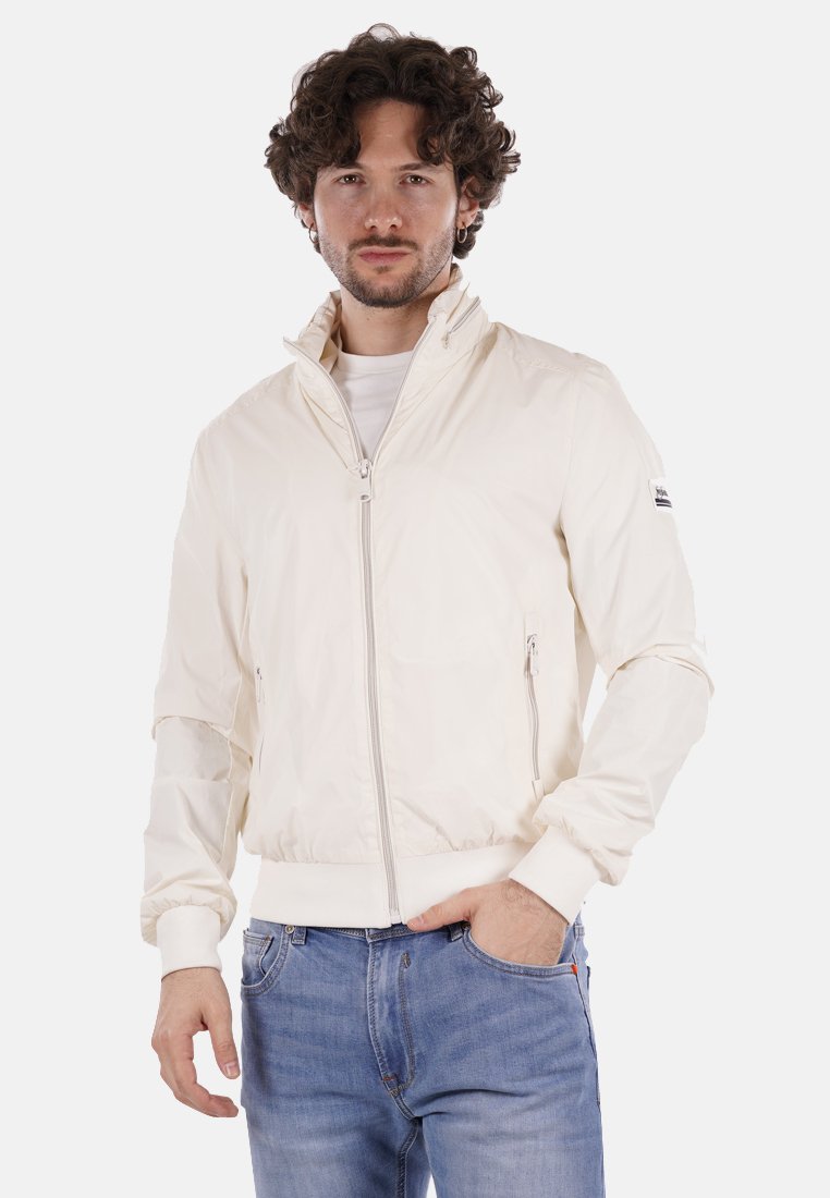 Giubbotto bomber bianco leggero con colletto alto, chiusura frontale con zip e tasche laterali. Polsini e orlo a coste con dettagli in tessuto del logo.
