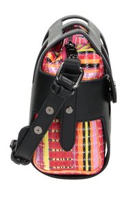 Borsa compatta in pelle nera con tessuto a fantasia nei toni vivaci di rosa, arancione e giallo. Dotata di chiusura con zip, tracolla regolabile e hardware argentato.