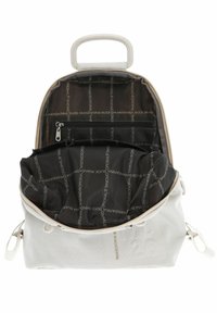 Zaino con un esterno bianco texturizzato, maniglia resistente e un interno nero con tasche e un motivo con logo. Chiusura con zip superiore.