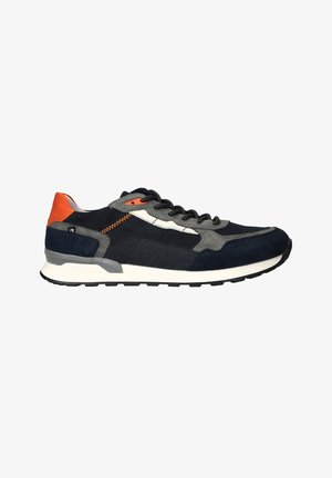 Baskets bleu marine avec tige en daim et mesh, accents gris, patte de talon orange et semelle en caoutchouc noir ; design lacé avec détails cousus.