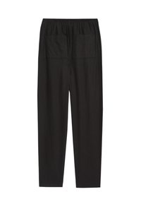 Pantaloni neri, larghi e con vita elasticizzata, due tasche posteriori, texture liscia e gambe affusolate.
