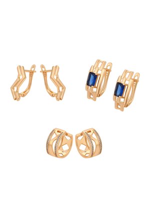 Három pár arany fülbevaló: szögletes modern dizájn, téglalap alakú kék drágakő kapcsolt szalagokban, és ívelt szalagok apró beágyazott gyémántokkal.