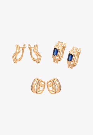 Három pár arany fülbevaló: szögletes modern dizájn, téglalap alakú kék drágakő kapcsolt szalagokban, és ívelt szalagok apró beágyazott gyémántokkal.