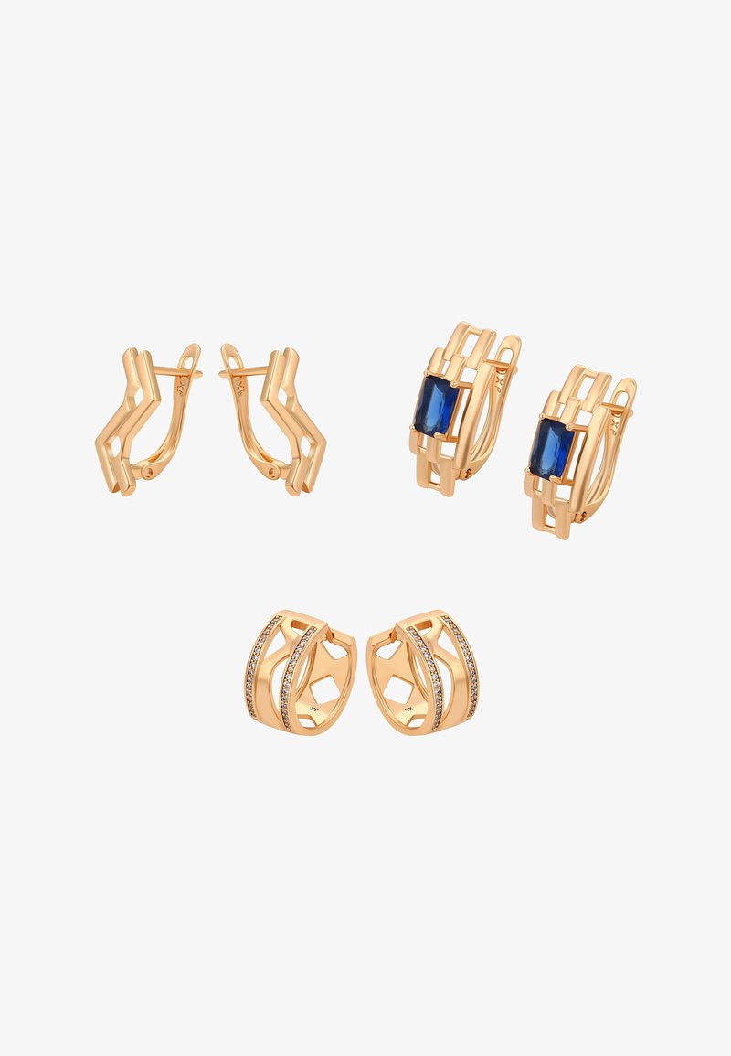 Trzy pary złotych kolczyków: kanciaste, nowoczesne wzornictwo; prostokątny, niebieski kamień szlachetny osadzony w połączonych obręczach; oraz zakrzywione obręcze z małymi osadzonymi diamentami.