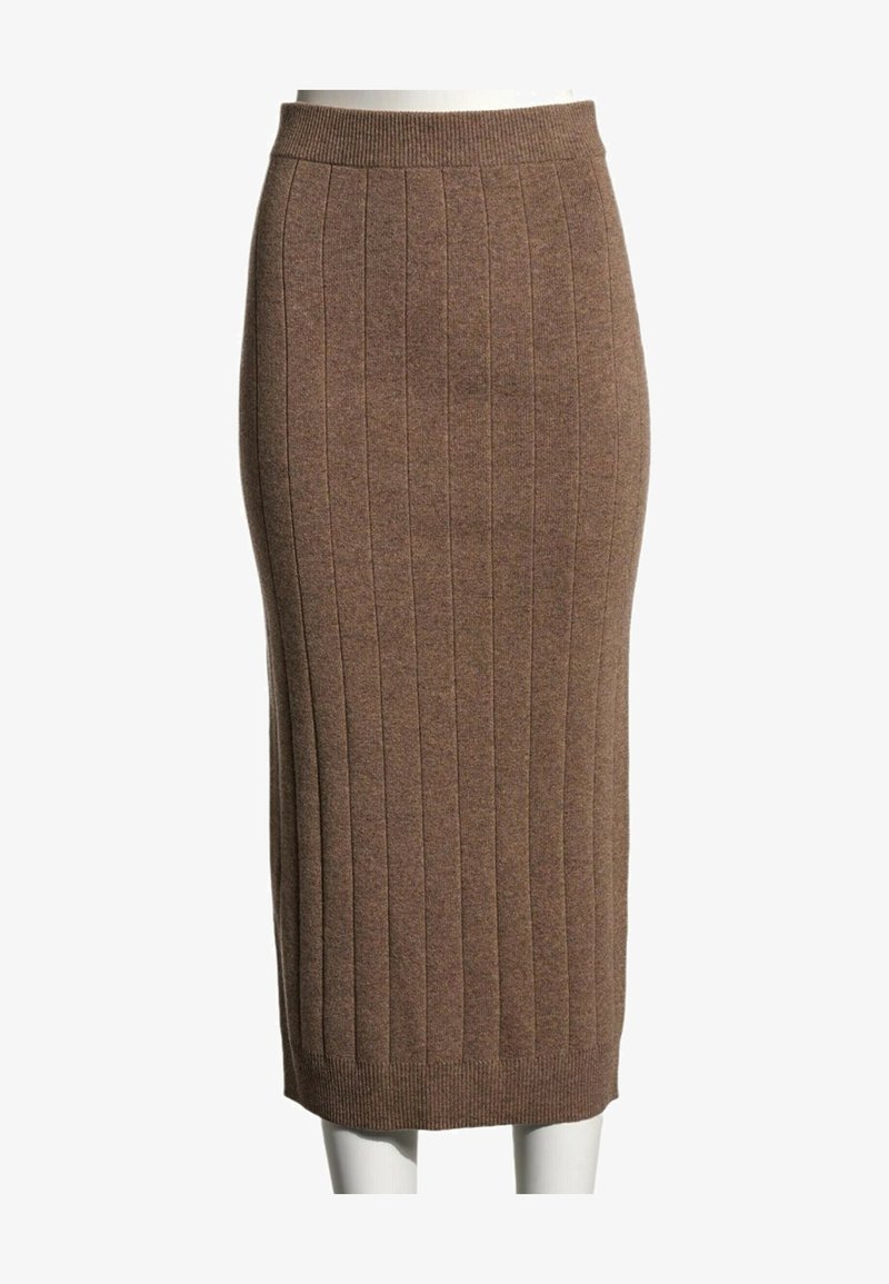 Jupe midi en maille côtelée marron avec taille ajustée et coupe droite, présentée sur un mannequin sur fond blanc.