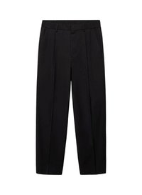 Pantalones negros de corte ajustado con un fit relajado, pliegues, trabillas para cinturón y una textura suave. Presenta un diseño clásico adecuado para ocasiones formales.
