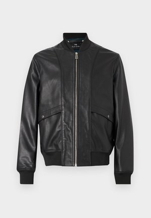 Sort læder bomberjakke med frontlynlås, ribbet krave og manchetter samt to lommer med klap og trykknap på en ensfarvet baggrund.