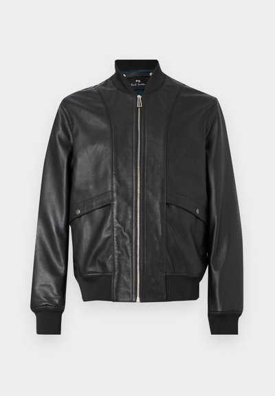 Μαύρο δερμάτινο μπουφάν τύπου bomber με εμπρόσθιο φερμουάρ, ριμπ γιακά και μανσέτες, και δύο τσέπες με καπάκια και κουμπιά πίσω από ένα απλό φόντο.