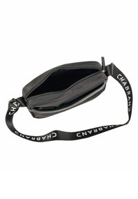 Borsa a tracolla nera con chiusura a zip, tracolla in tessuto con il testo "CHABRAND" e una superficie liscia e opaca. L'interno è nero.