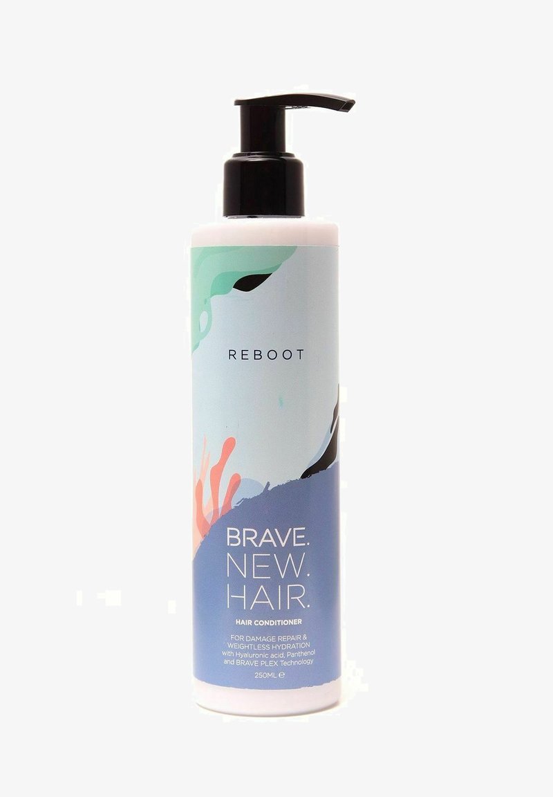 Hvid flaske med en sort pumpe-top. Blød pastel abstrakt design i grøn, blå og koral. Etiketten angiver "BRAVE. NEW. HAIR. HAIR CONDITIONER." 250 ml.