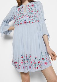 YAS Tall Vestido informal - light blue
