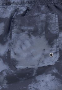 Tamno plave kratke hlače s teksturiranim uzorkom oblaka, s elastičnom trakicom u struku i stražnjim džepom s zakrpljenom detalj u srebrnoj boji.