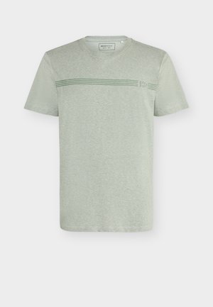 Jasnoszara koszulka z krótkim rękawem i okrągłym dekoltem, z trzema cienkimi poziomymi zielonymi paskami na piersi oraz małym logo "DENIM".