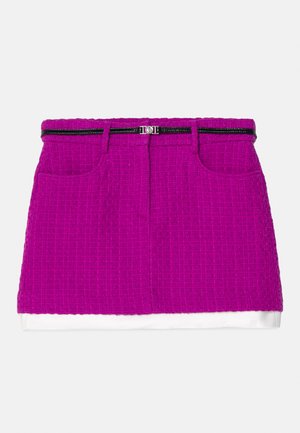 Fuchsia A-linje kjol i texturerat tyg, svart midjeband, frontdragkedja och två framfickor, med en vit nederkant.