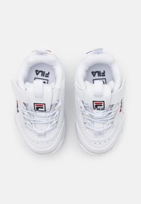 Sneakers sintetici bianchi con collare imbottito, chiusura con lacci e cinturino in velcro, dotati di dettagli rossi e blu e logo sul lato.