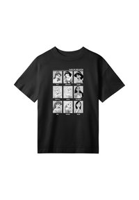 Sort t-shirt med ni Disney prinsesseportrætter mærket Belle, Snehvide, Jasmine, Askepot, Aurora, Pocahontas, Ariel, Rapunzel og Mulan.