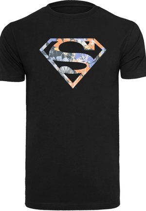 Čierne bavlnené tričko s krátkymi rukávmi a štandardným strihom, ktoré má na prednej strane viacfarebný kvetinový vzor vo vnútri šedej a bielej Superman logo.