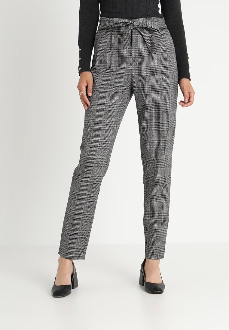 Černobílé kostkované kalhoty s vysokým pasem a předním mašlí, s úzkým střihem a zúženými nohavicemi.
