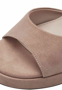 Infradito in suede rosa con una fascia ampia sulla parte superiore e una suola texturizzata. Presenta una forma arrotondata e un design a piede scoperto.