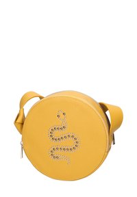Borsa rotonda in pelle gialla con superficie testurizzata e cerniera. Presenta un design decorativo a forma di serpente realizzato in borchie d'argento. Inclusa tracolla regolabile.