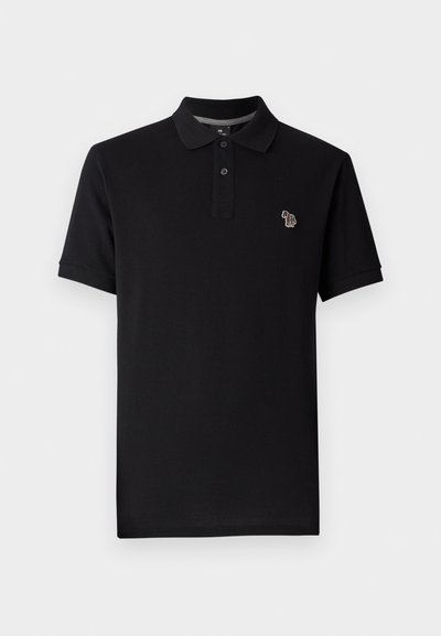 Must valge T-särk, mis on valmistatud puuvillast klassikalises disainis, kahekordse nööpide kaelusega ja rinnal väikese värvilise elevandi logoga.