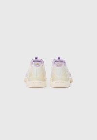 Scarpe da ginnastica bianche e lavanda con una texture liscia, design minimalista, tacco pronunciato e la scritta "REPETITOR" sulla suola.