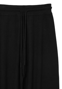 Schwarze Sweatpants aus weichem Stoff, mit einem Kordelzugbund, glatter Textur und einem schlichten, ungeschmückten Design.
