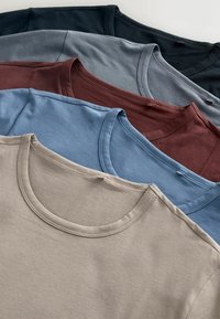 Öt darab kerek nyakú póló gyűjteménye bézs, kék, bordó, szürke és fekete színekben. Puha pamut anyag, sima tapintású, varrott szegélyekkel.