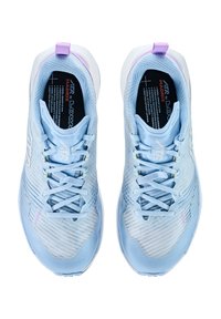 Scarpe sportive azzurre chiare con upper in rete, lacci, colletto imbottito e suola in gomma. Texture a strisce notevoli e design leggero.