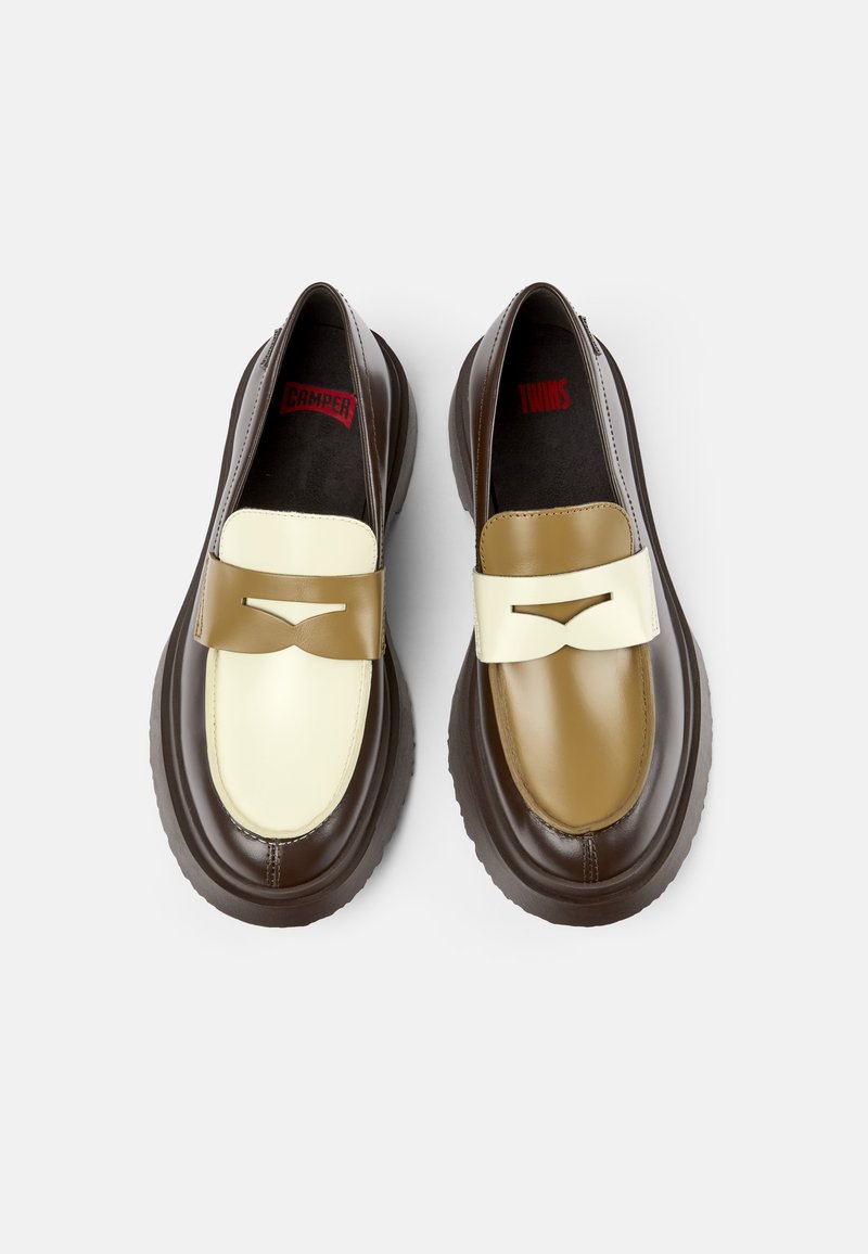 Chaussures en cuir brun et crème avec une finition lisse ; forme arrondie, semelles épaisses et accents décoratifs en forme de nœud sur le dessus.