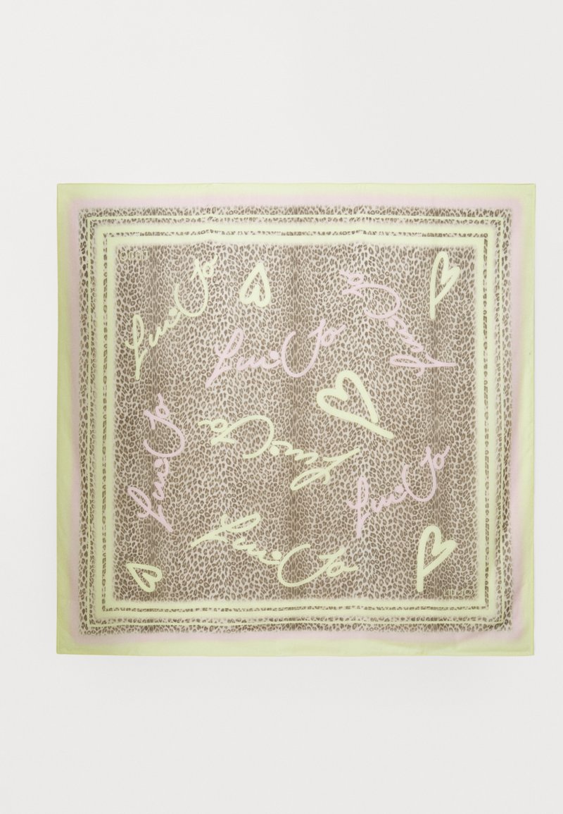 Foulard carré avec imprimé léopard, bordures vert pastel et rose, texte en cursif et formes de cœur dans des tons jaune clair et rose.